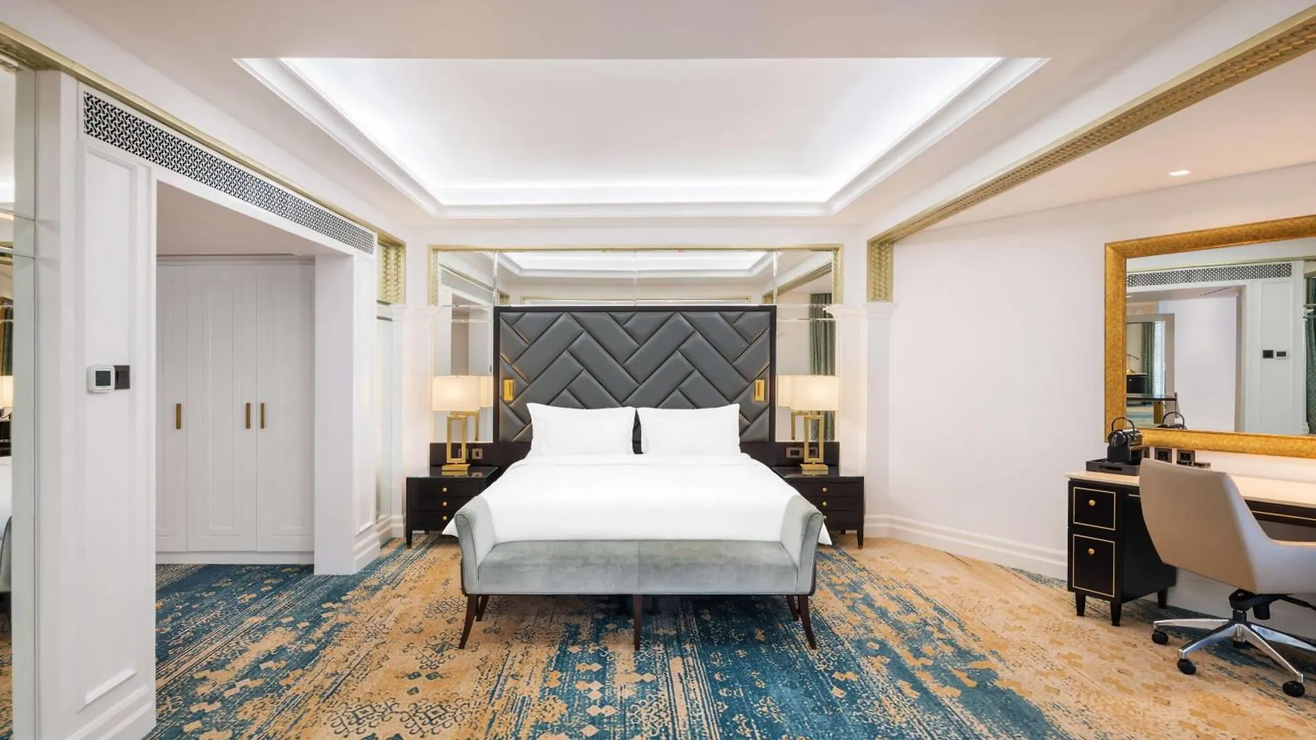 Radisson Blu Hotel, Dubai Deira Creek